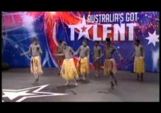 Όταν οι Ιθαγενείς της Αυστραλίας χορεύουν αλα… Ελληνικά…!